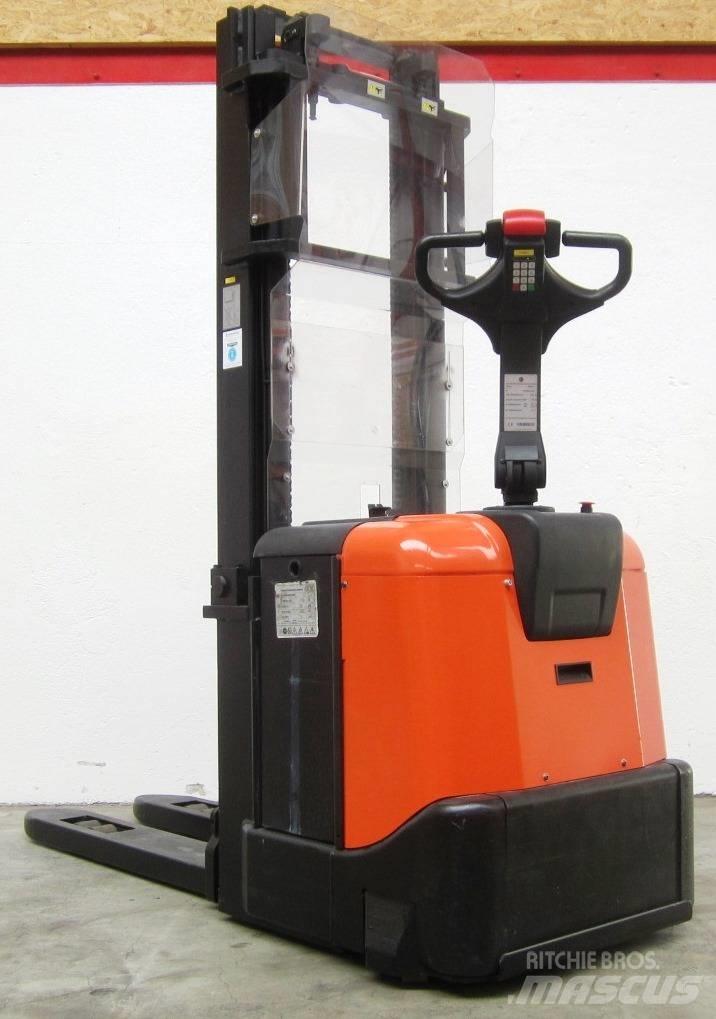 BT SPE 200 Empilhador para operador externo
