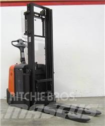 BT SPE 200 Empilhador para operador externo