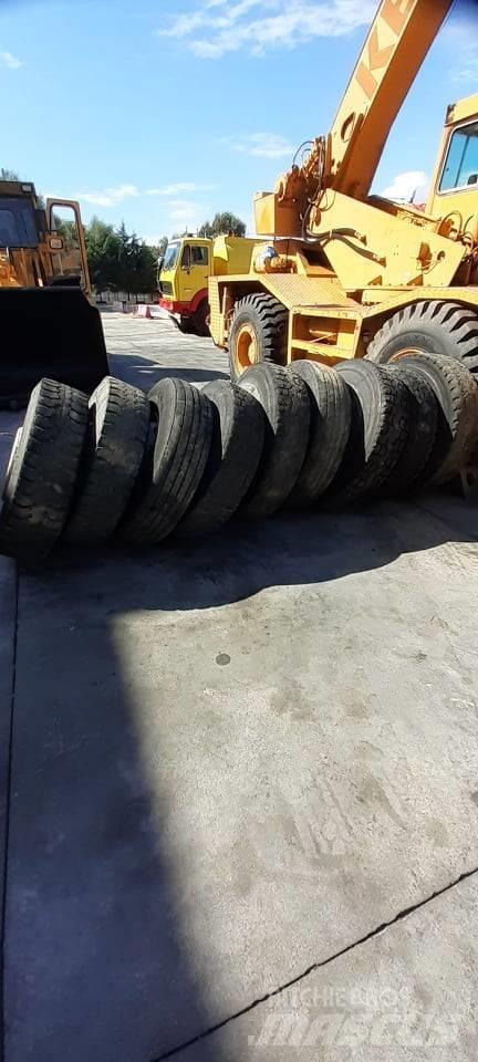 Bridgestone 13R22.5 Pneus