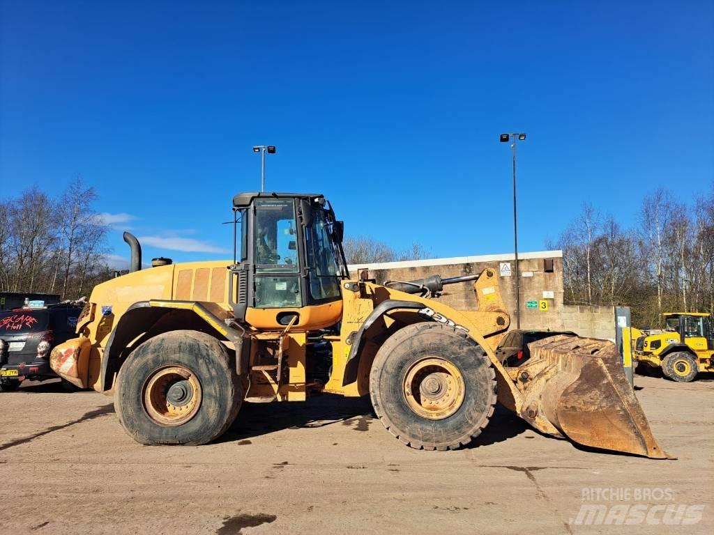 CASE 821 F Carregadeiras de rodas