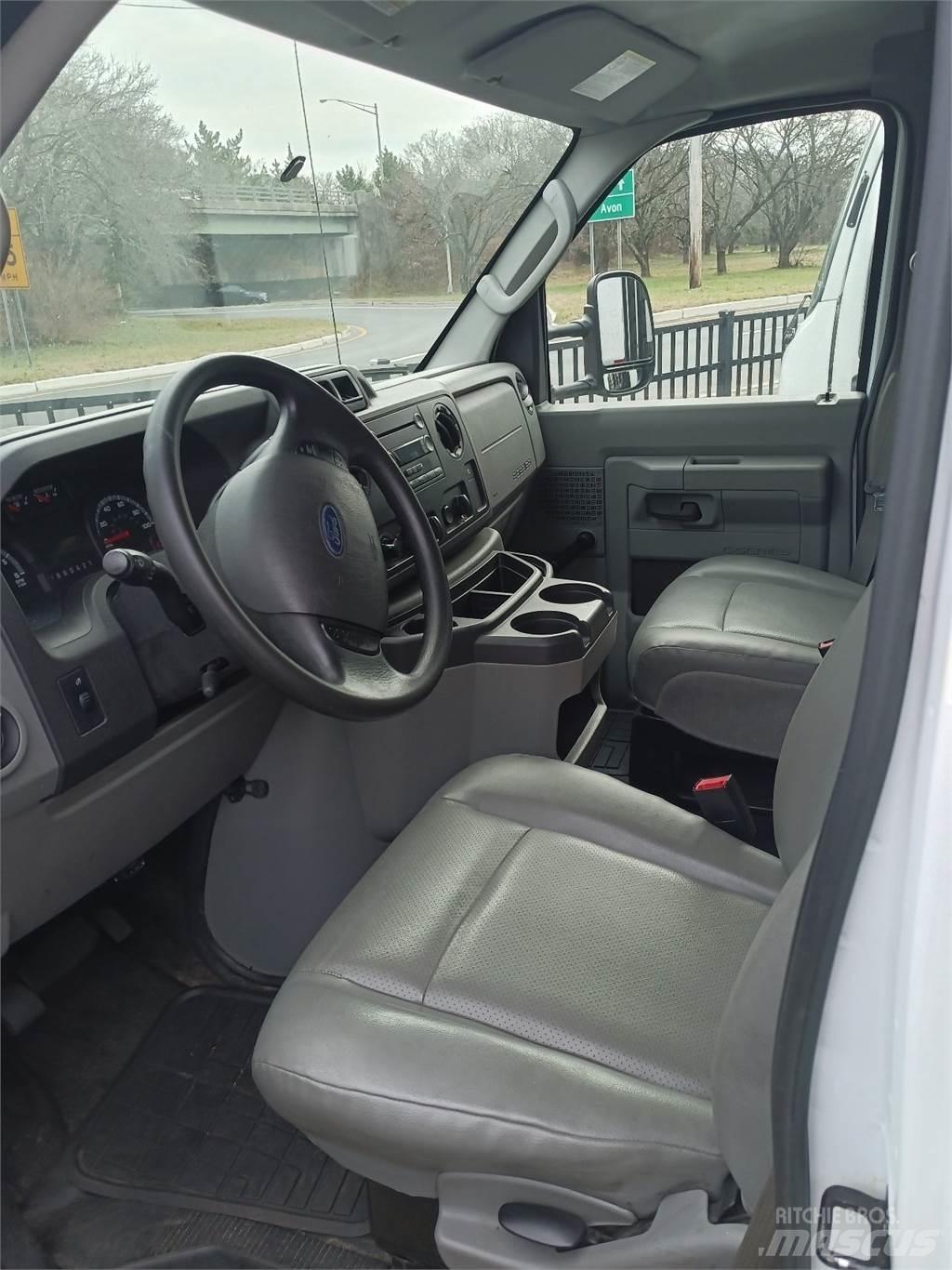 Ford E350 Caminhões de caixa fechada