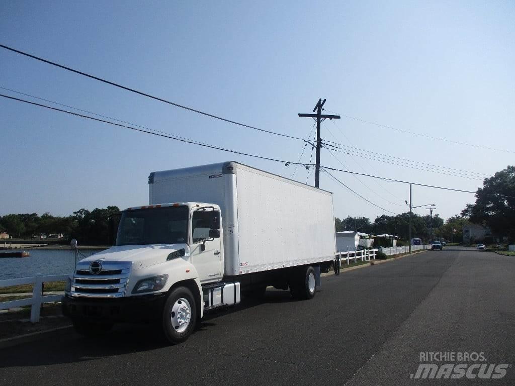 Hino 338 Caminhões de caixa fechada