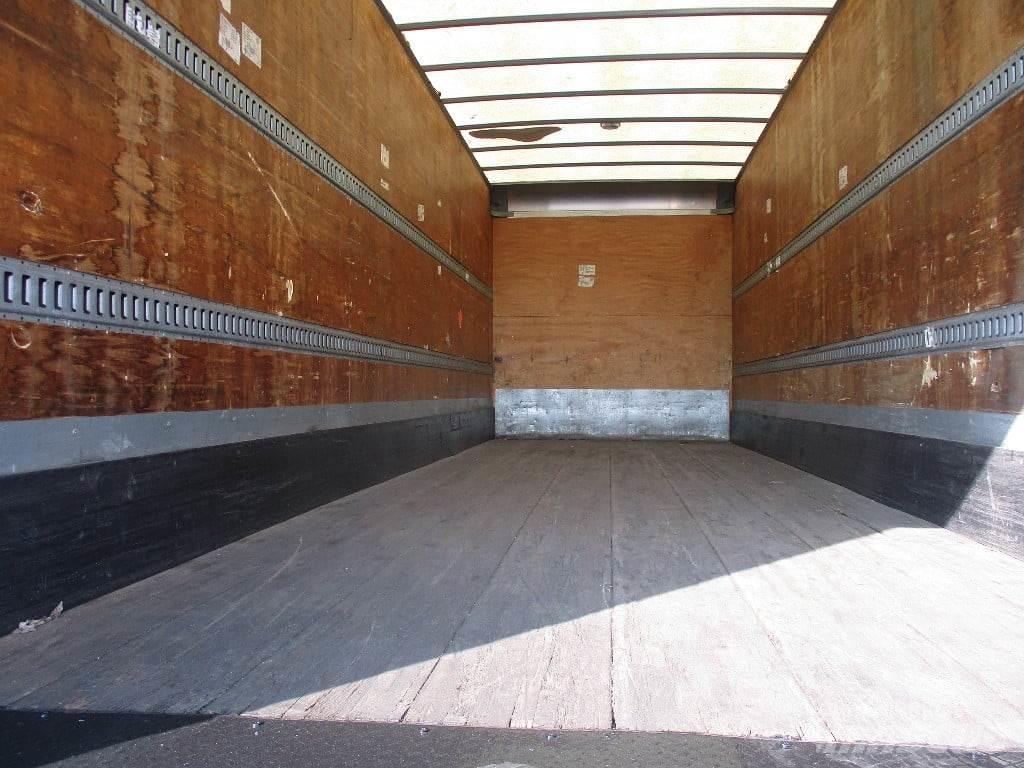 Hino 338 Caminhões de caixa fechada