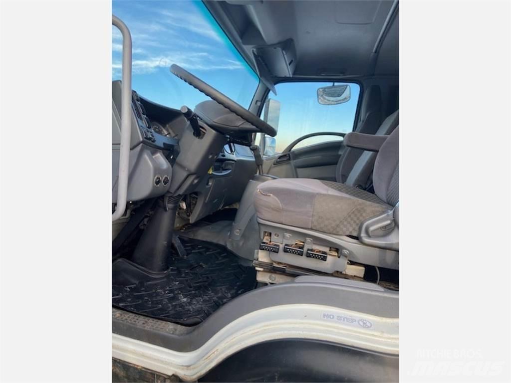 Isuzu FTR Caminhões de caixa fechada