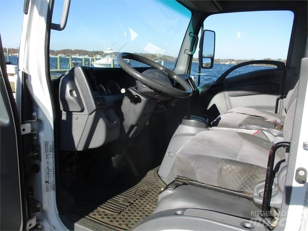 Isuzu NRR Caminhões de caixa fechada