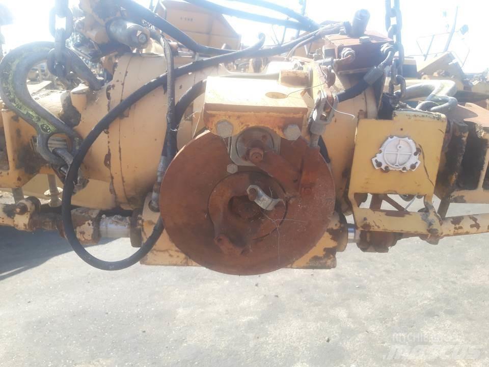 CAT 438B Transmissăo