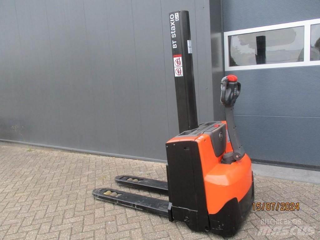 BT SWE 080L Empilhador para operador externo