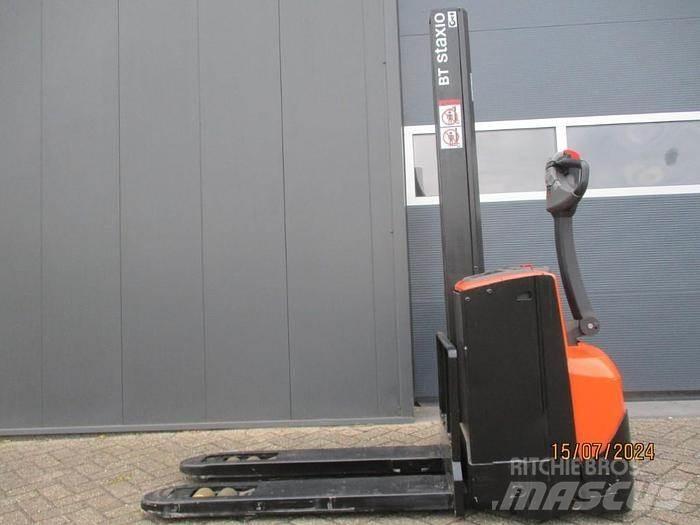 BT SWE 080L Empilhador para operador externo