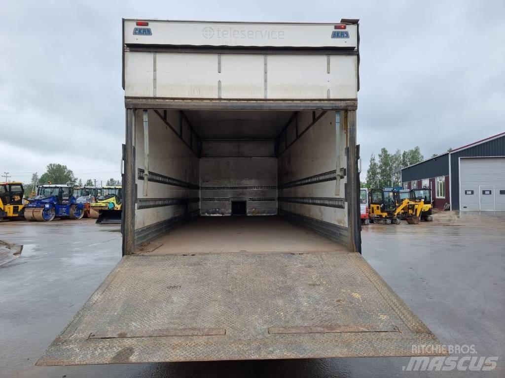 Volvo FL 240 Caminhões de caixa fechada