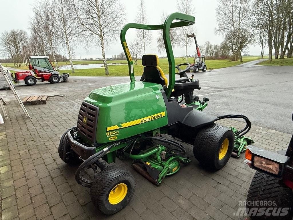 John Deere 8800 Corta-Relvas Riders