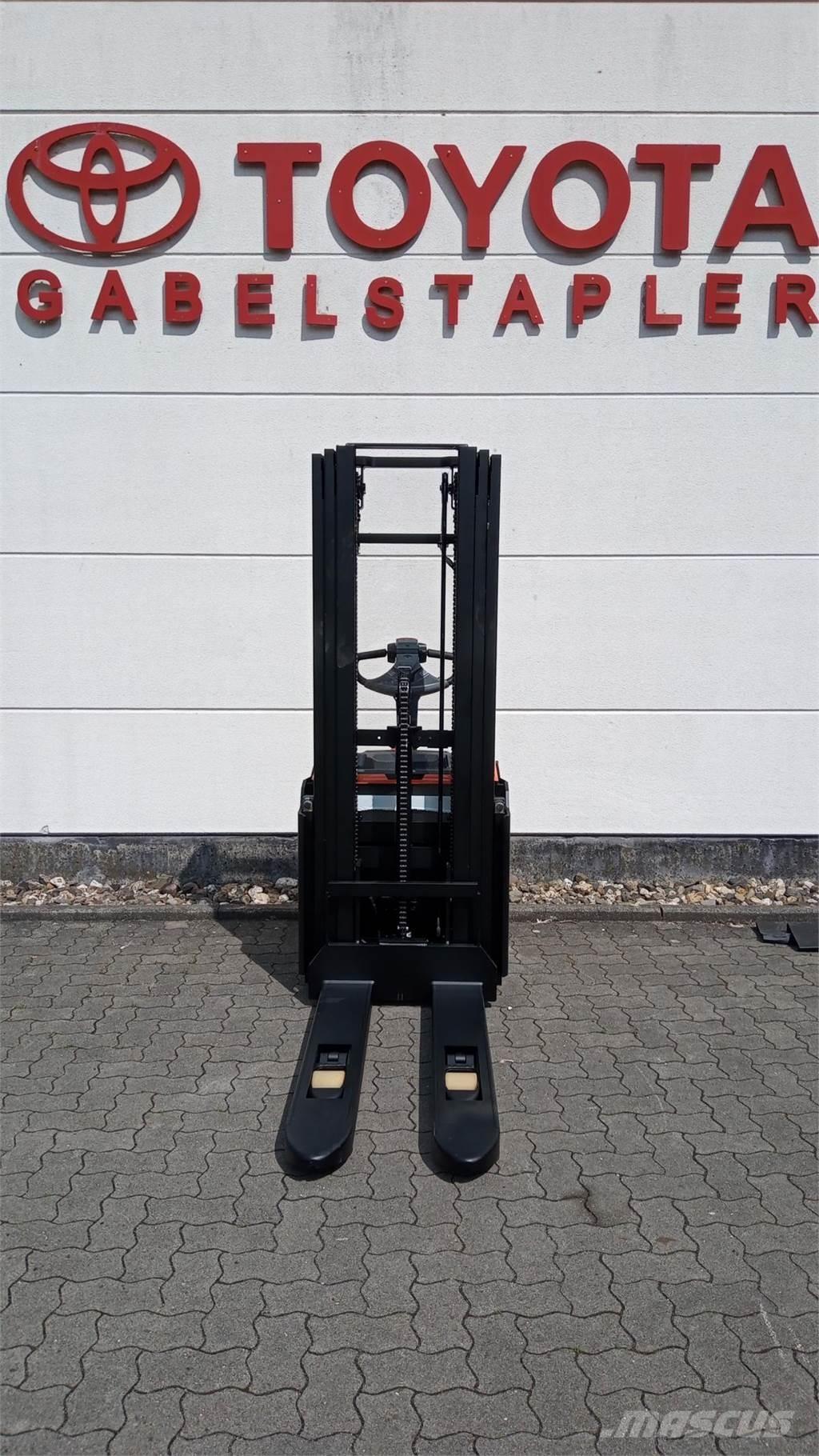 Toyota SWE140L Empilhador para operador externo
