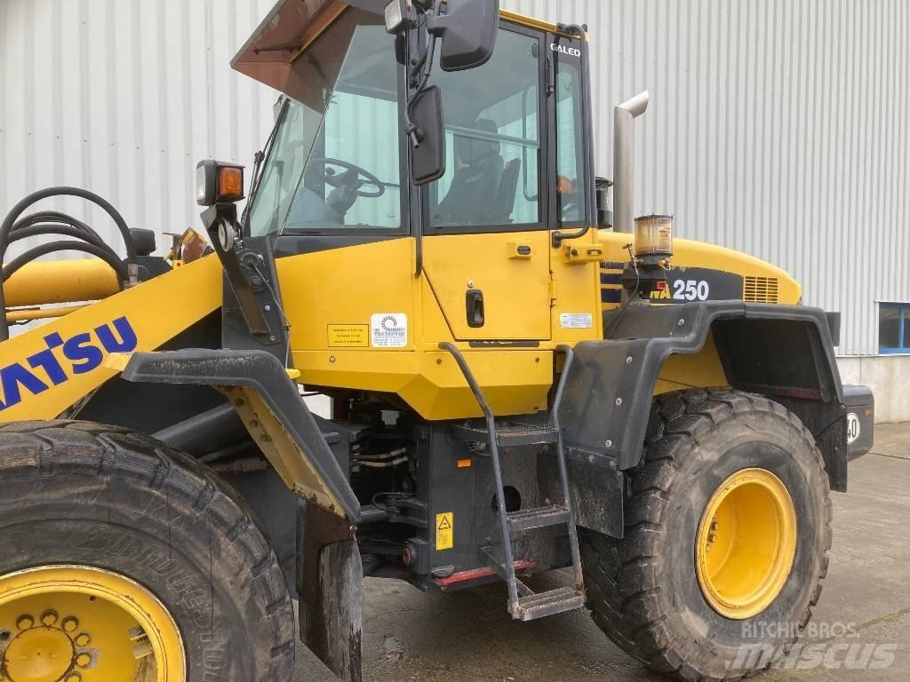 Komatsu WA 250 Carregadeiras de rodas