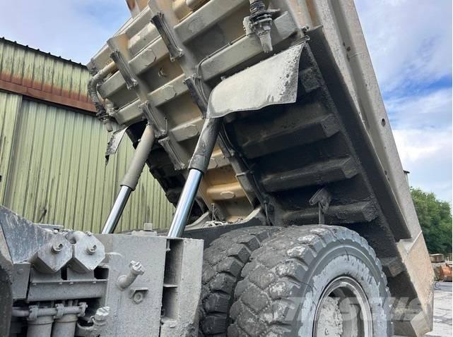 Komatsu HD605-7 Camiőes basculantes rígidos