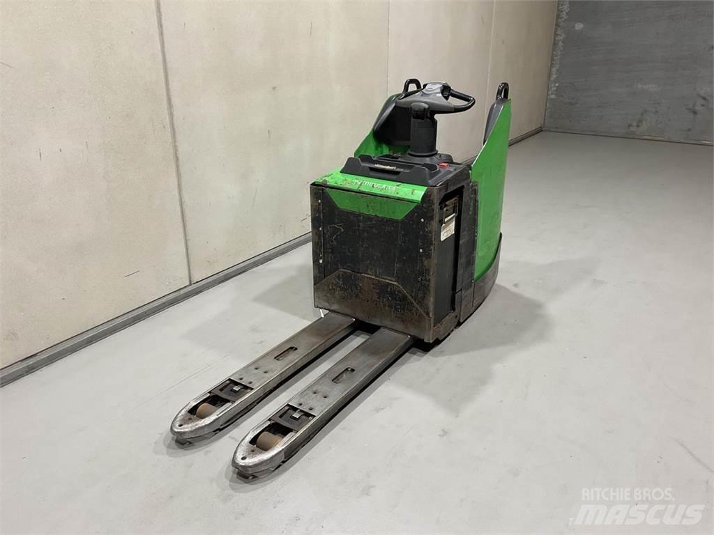 Cesab P320 Porta-paletes com plataforma