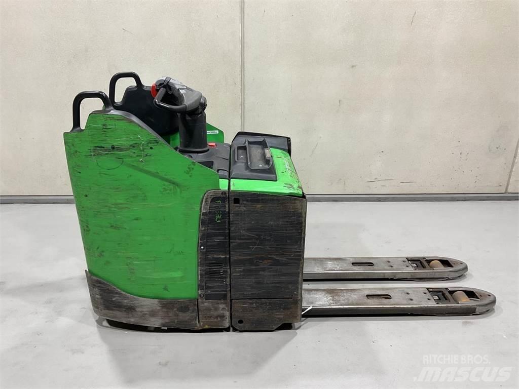 Cesab P320 Porta-paletes com plataforma