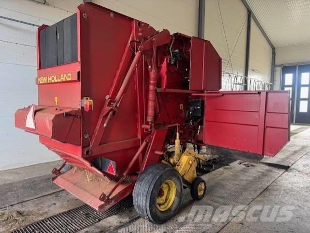 New Holland 654 Enfardadeira de rolos
