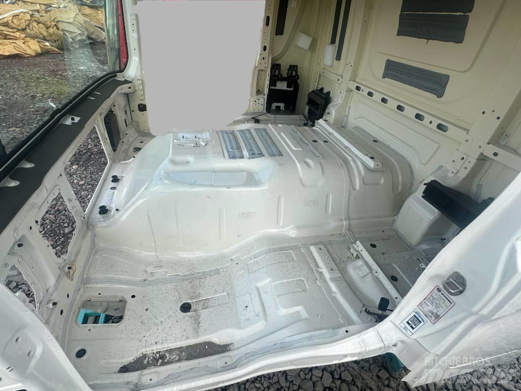 Scania P 370 Cabines e interior