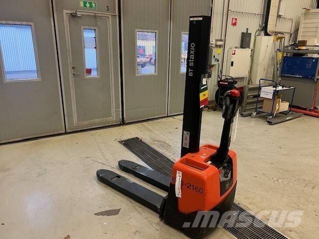 BT Toyota HWE 100 Empilhador para operador externo
