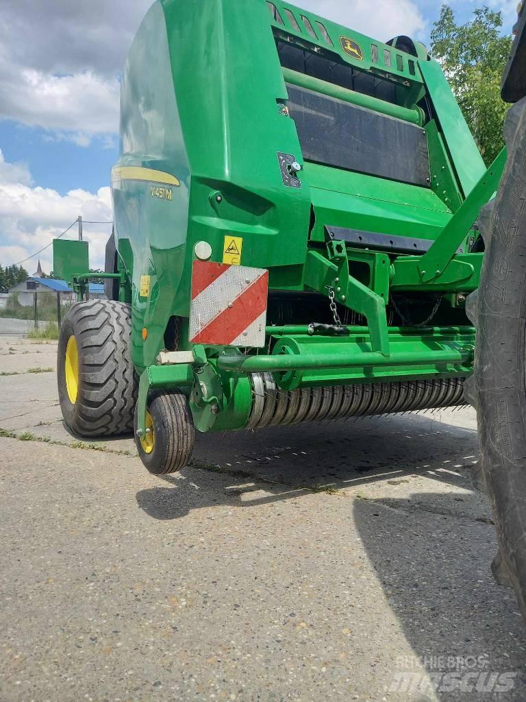 John Deere V451M Enfardadeira de rolos