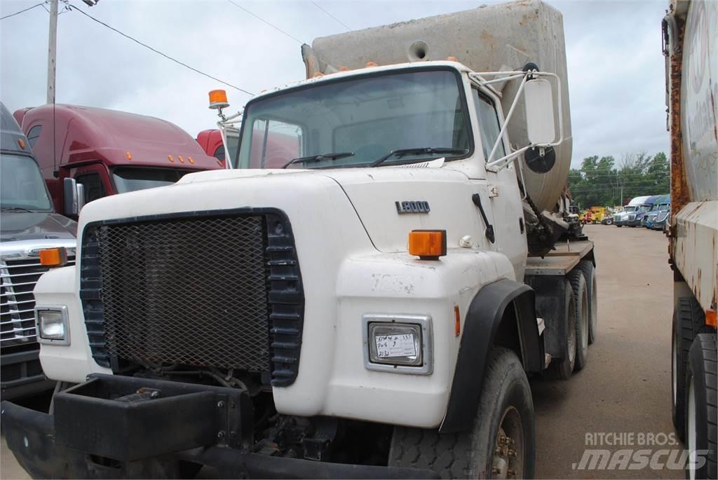 Ford L8000 Caminhões de betonagem