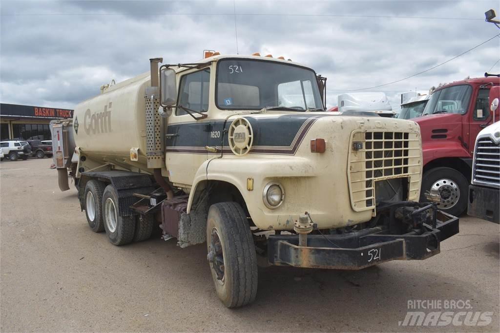 Ford L8000 Camiões-cisterna