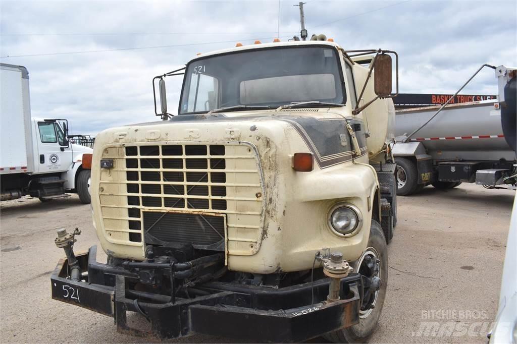 Ford L8000 Camiões-cisterna
