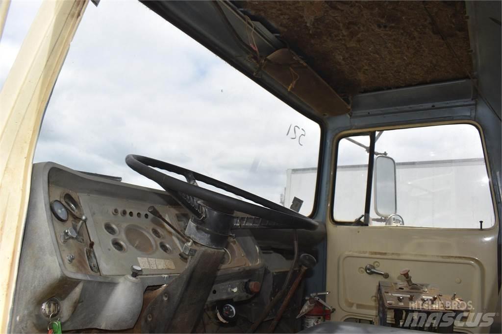 Ford L8000 Camiões-cisterna