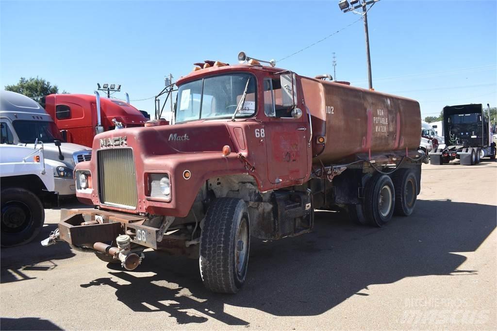 Mack DM685S Camiões-cisterna