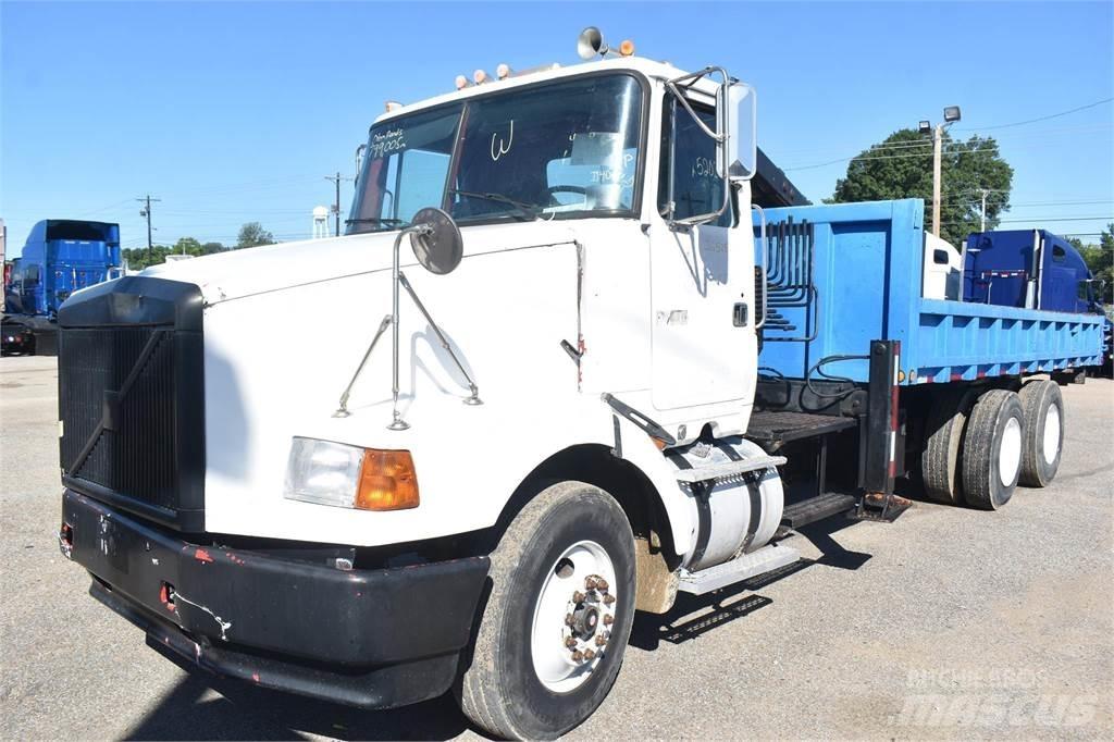 Volvo WG64 Camiões grua