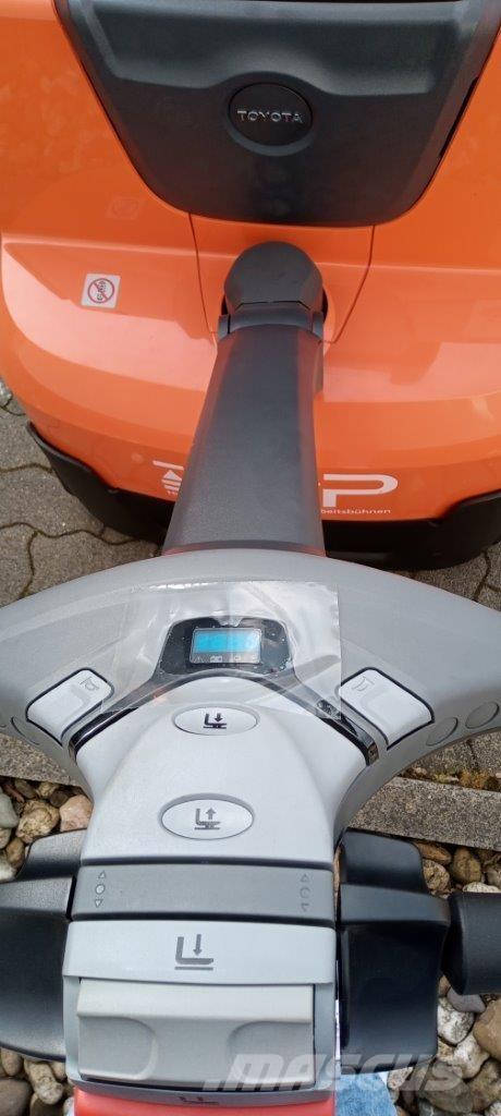 Toyota SWE120L Self propelled stackers