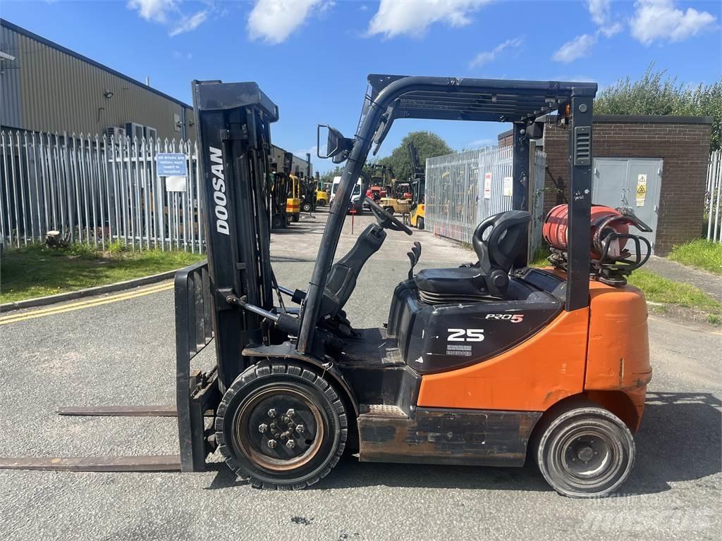 Doosan G25P-5 Empilhadores a gás
