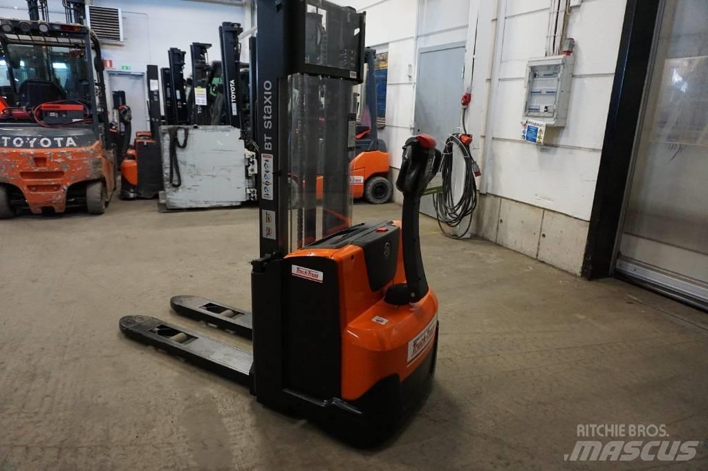 Toyota SWE100 Empilhador para operador externo