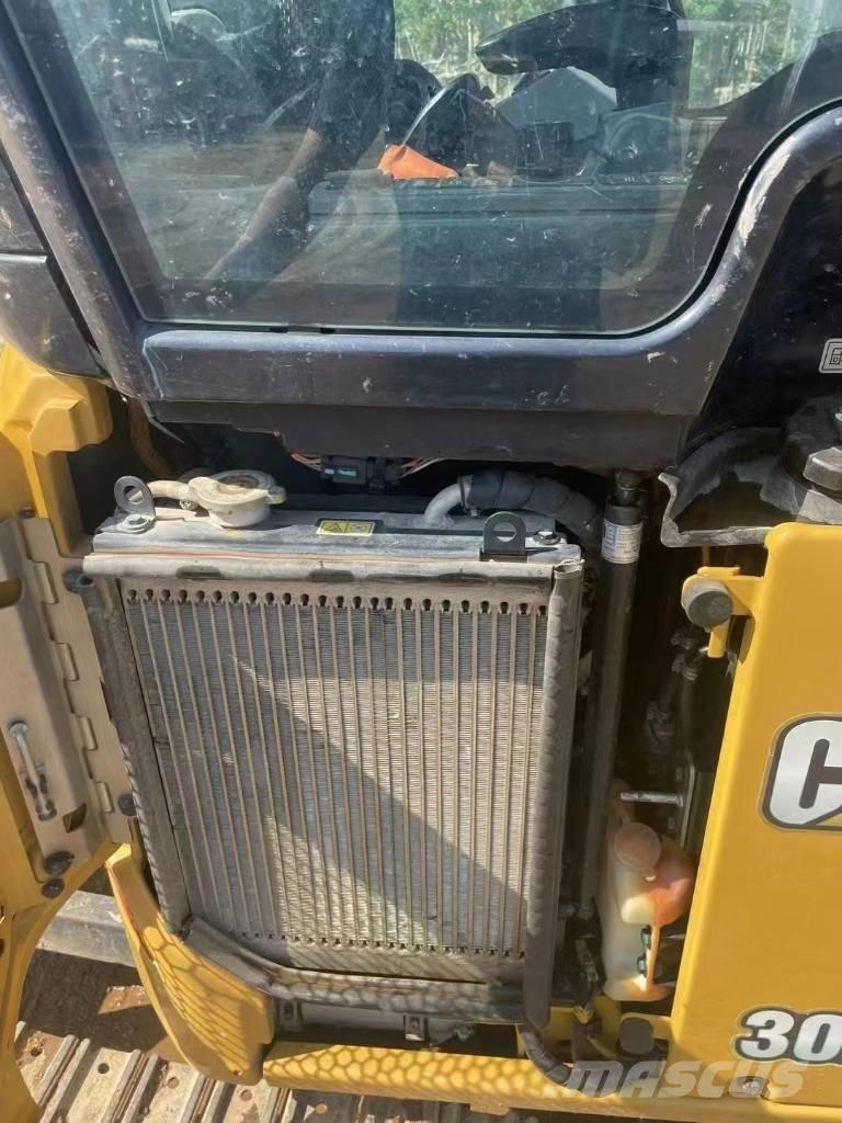 CAT 302 Miniescavadeiras