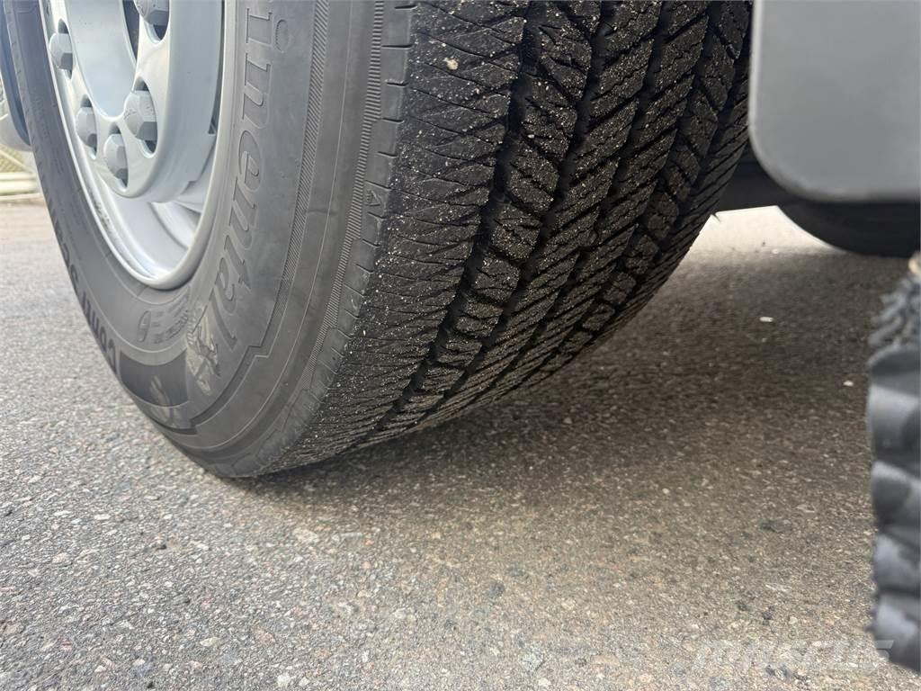 Volvo FE 320 4x2 Caminhões de caixa fechada