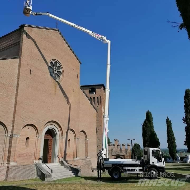 Cela DT 30 Plataformas aéreas montadas em camião