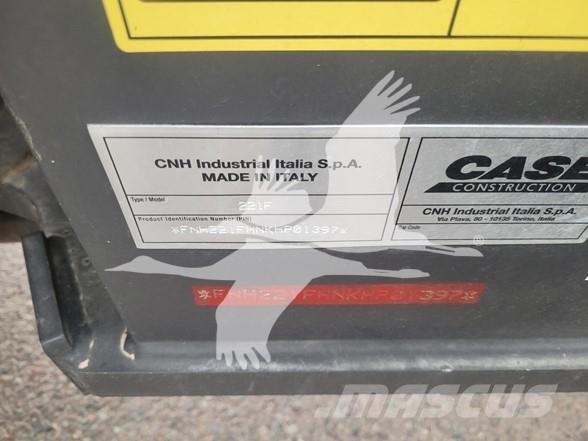CASE 221F Carregadeiras de rodas