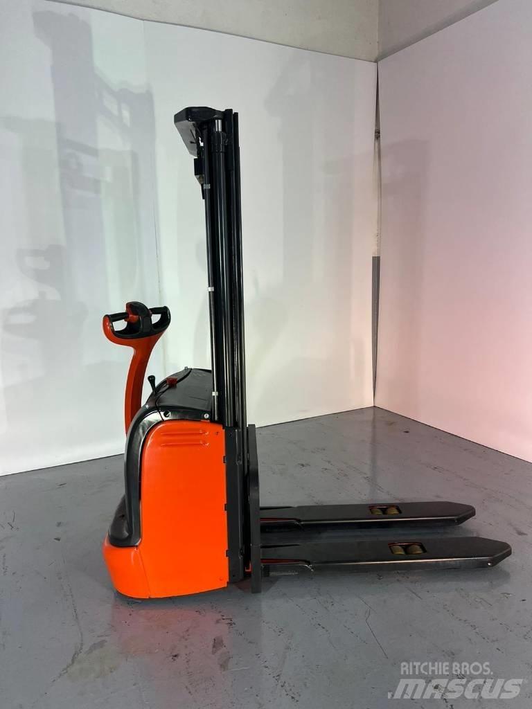 Linde L10 Empilhador para operador externo