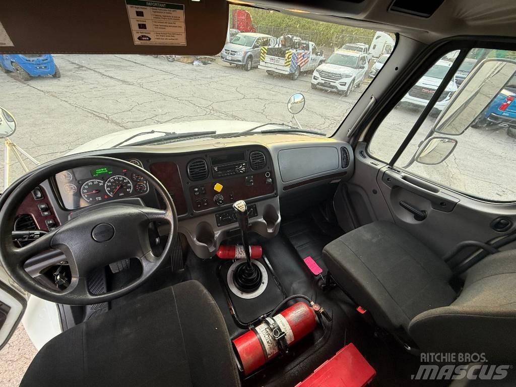Freightliner M 106 Caminhões de caixa fechada