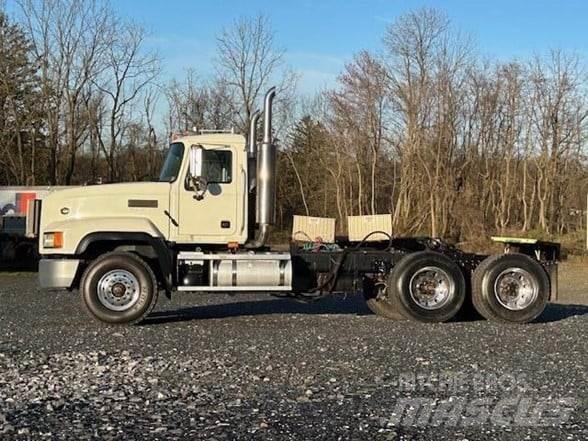 Mack CL733 Cavalos Mecânicos