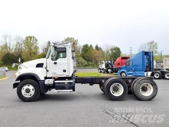 Mack GRANITE CV713 Camiões de chassis e cabine