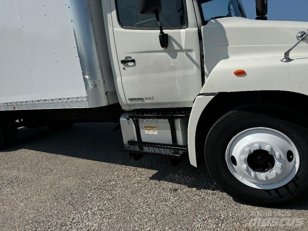 Hino 238 Caminhões de caixa fechada