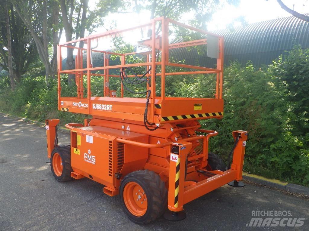 SkyJack SJ6832RT Elevadores de tesoura