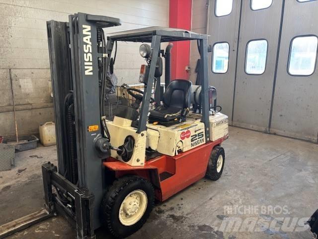 Nissan UJ02 A 25 U Empilhadores a gás