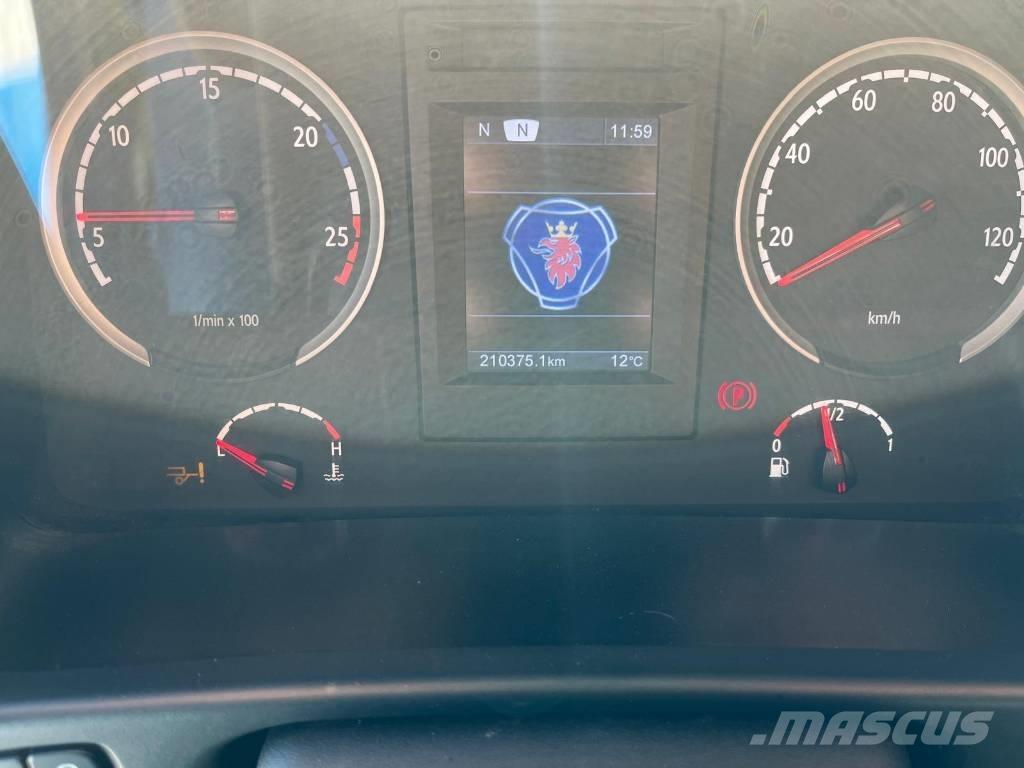 Scania P 230 Caminhões de caixa fechada