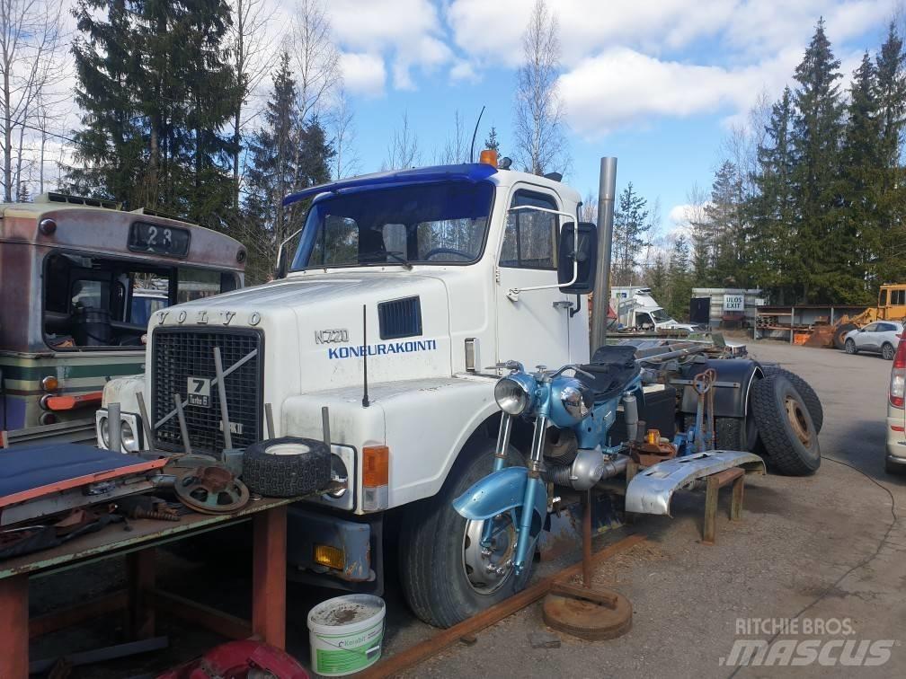 Volvo N7 4X2 Camiões caixa desmontável com elevador de cabo