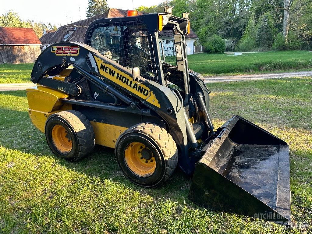 New Holland L 225 Minicarregadeiras