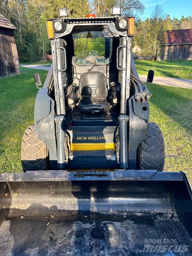 New Holland L 225 Minicarregadeiras