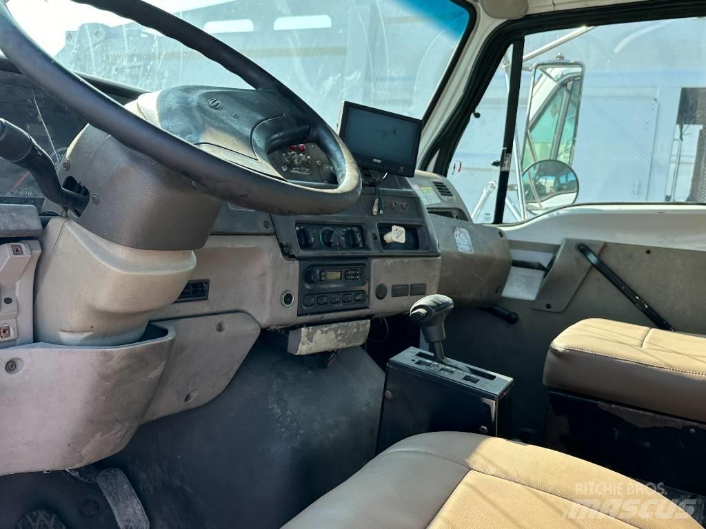 Sterling L 7500 Camiões de chassis e cabine