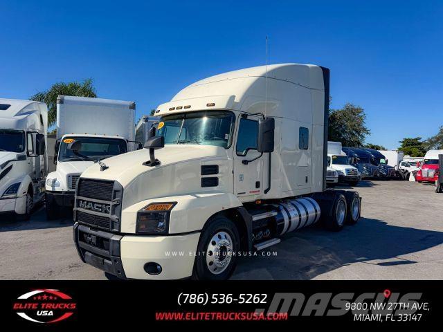 Mack Anthem Cavalos Mecânicos