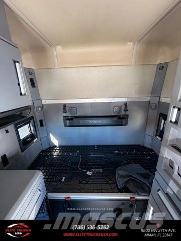 Mack Anthem Cavalos Mecânicos